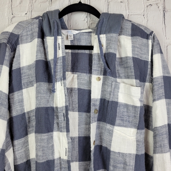 Time & Tru blue gray and white plaid hooded button up flannel shacket - Picture 5 of 8